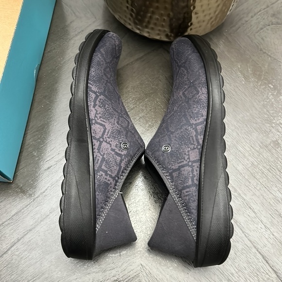 BZees Getaway Slip-On Sneaker (Women) - Picture 9 of 11